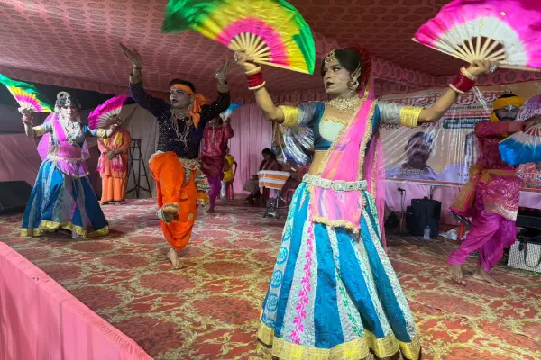 फूलों की होली और कृष्ण लीला ने मोहा मन, चिनहट में देर रात तक चला जन्मोत्सव